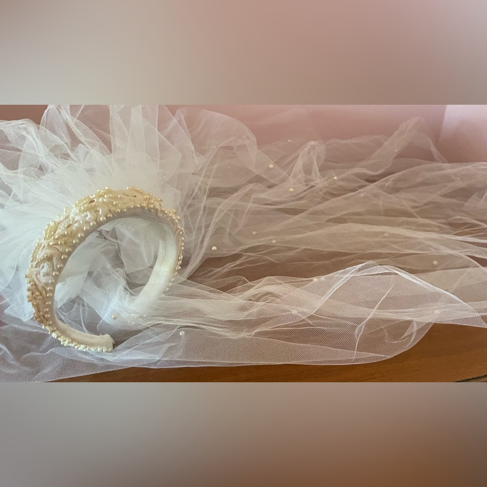 Elegant Vintage Bridal Veil with Pearl-Embellished Headband